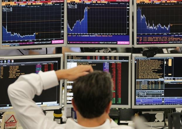 Los mercados, en caída, y le bajan a Gran Bretaña la nota de la deuda