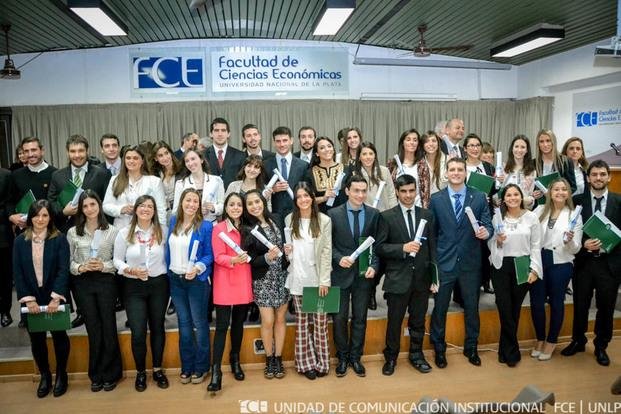 Diplomas para los flamantes egresados de Económicas