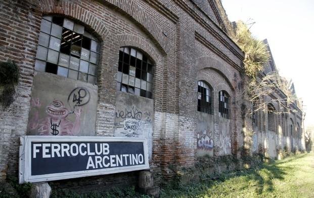 Piden apurar la refuncionalización de los históricos talleres ferroviarios de Tolosa