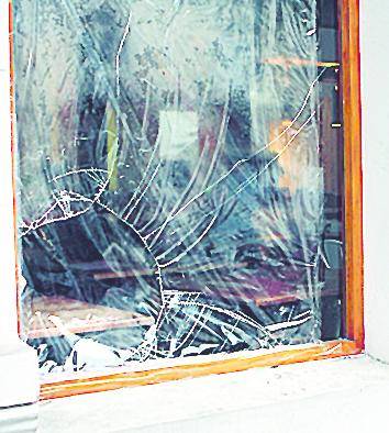 Destrozaron una ventana para robar en una cervecería de 11, 49 y 50