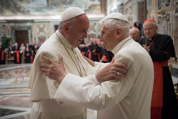Benedicto XVI a Francisco: “Me siento protegido por usted”