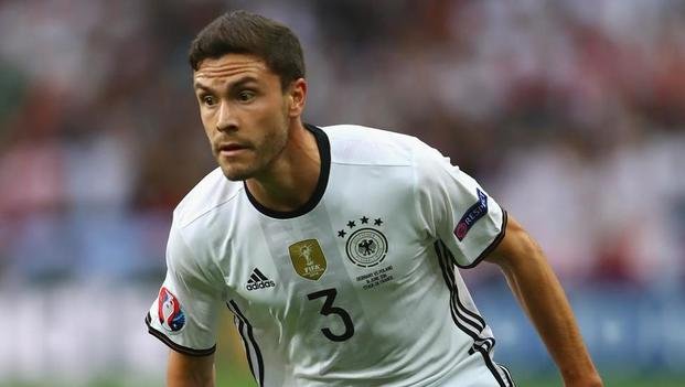 Jonas Hector no pudo entrenar