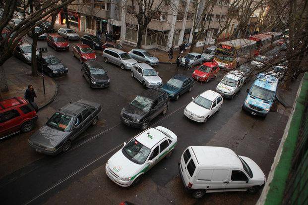 Tránsito caótico por piquete de organizaciones sociales en 7 y 55