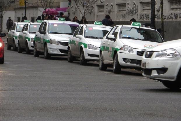 Extensas filas de taxis reducen la calzada para automovilistas