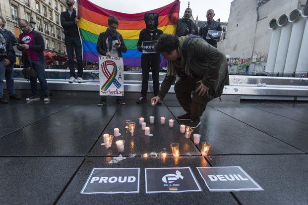 Vigilia y homenaje en París
