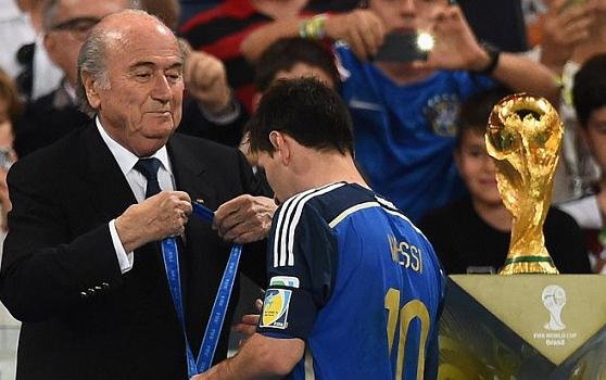 Secreto revelado: Blatter contó qué dijo Messi al recibir su premio en el Mundial