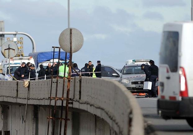 Roban 11 millones y balean a dos policías en la Autopista