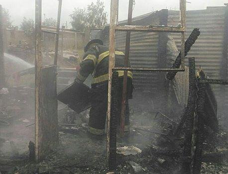Un bombero sufrió quemaduras al arder una vivienda en Berisso