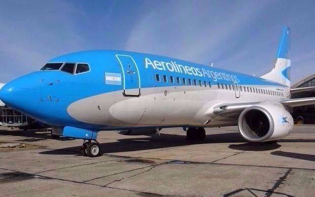 Una tripulación de Aerolíneas aterrizó de emergencia para salvar a un niño
