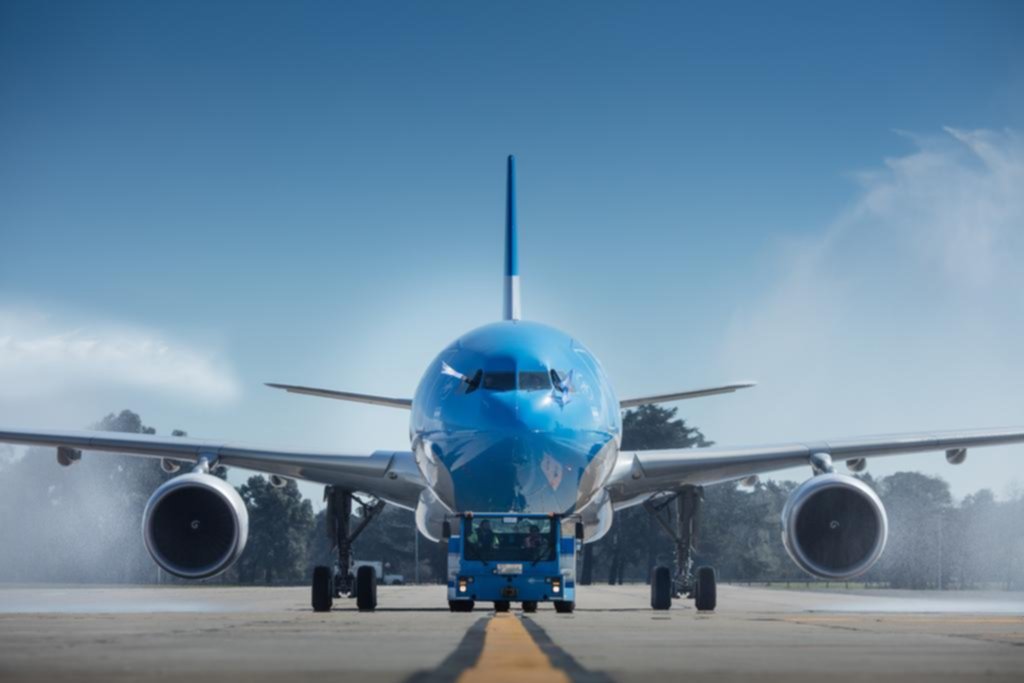 Un avión argentino aterrizó de emergencia para salvar a un nene