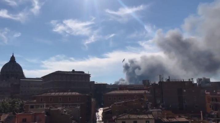 Humo y susto en el Vaticano por el incendio en un depósito de autos