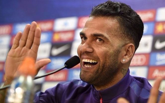 Dani Alves rendido a los pies de Messi y Dybala