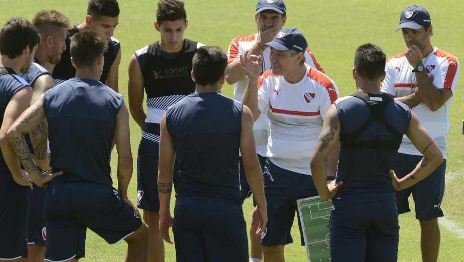 Holan piensa en Boca: concentró a todo el plantel