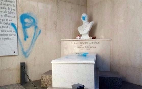 Profanaron el mausoleo de Alfonsín: aparecieron pintadas y consignas peronistas