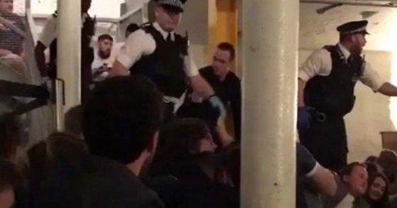 “Todos al suelo”, una conmovedora demanda policial