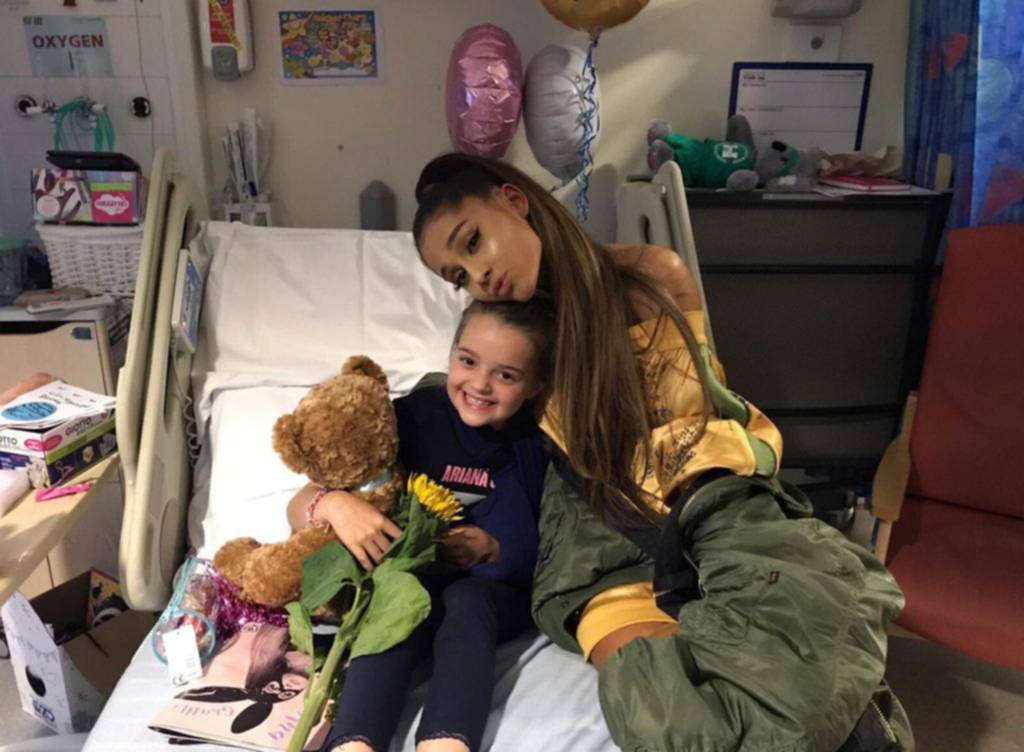 Ariana Grande visitó a sus fans heridos