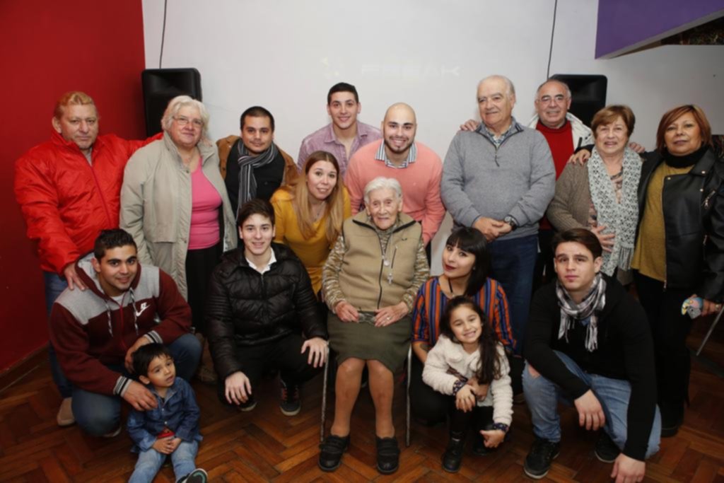 Angélica Ruiz festejó sus 100 años con buen humor y en familia
