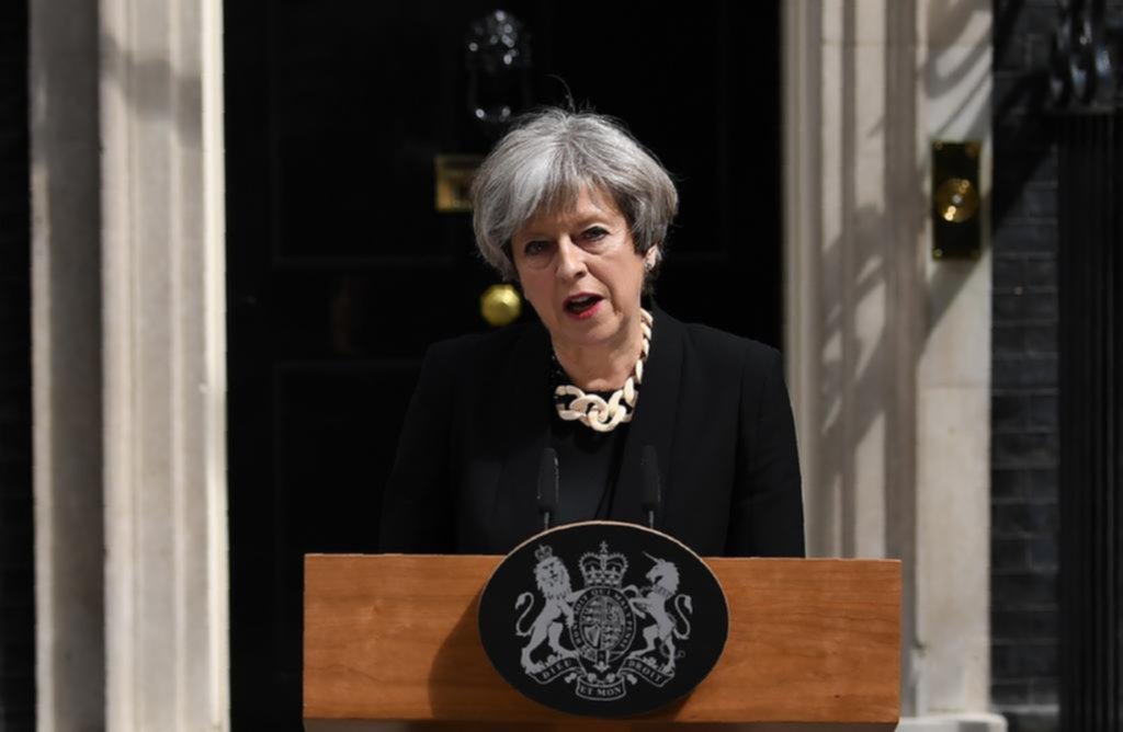 La premier May endurece el tono contra el extremismo