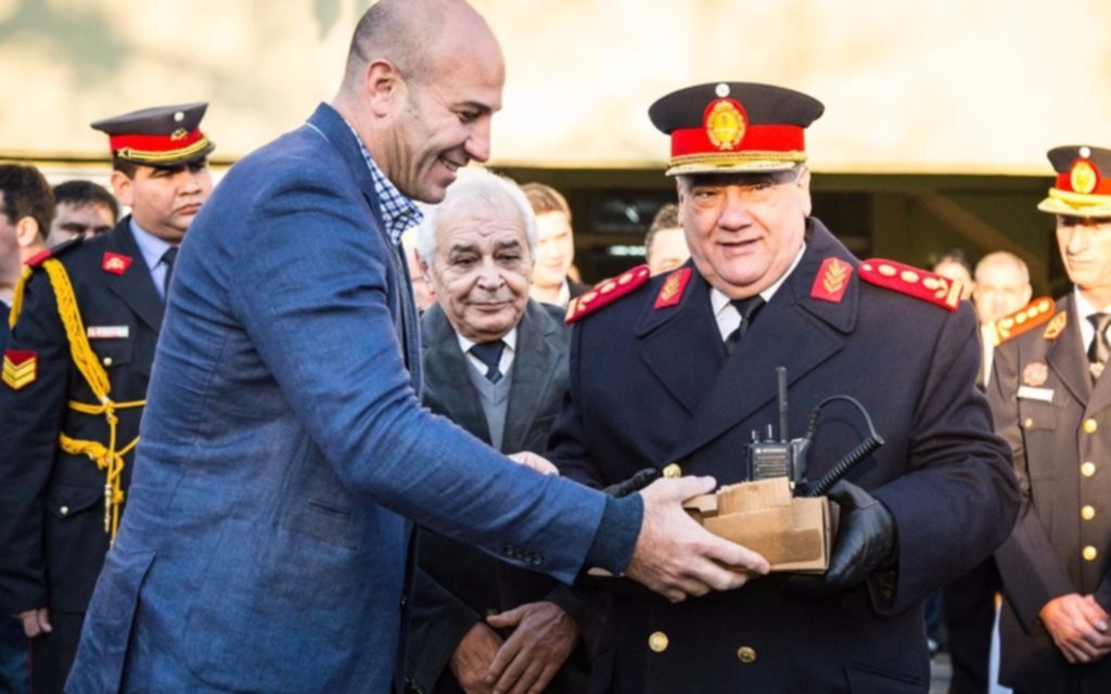 Entrega de equipos de comunicación a los cuarteles de Bomberos