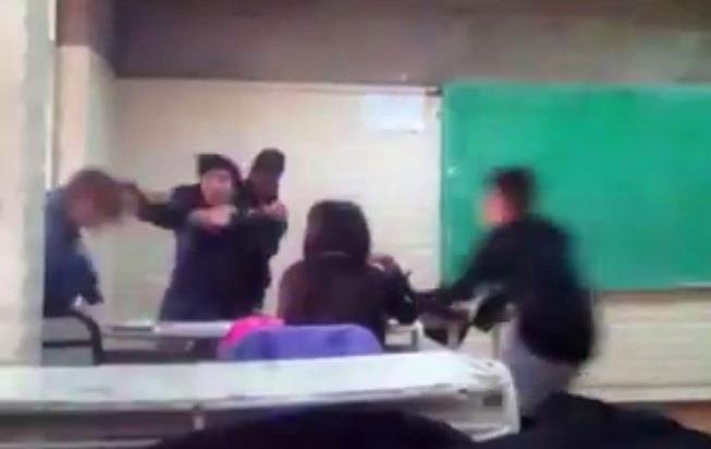 Alumna le pegó a la profesora, la filmaron, el video se viralizó y dicen que fue “accidente laboral”
