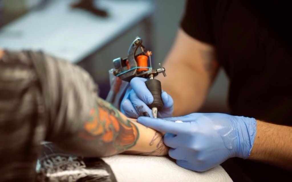 Exigen a tatuadores realizar un curso para trabajar en la Ciudad