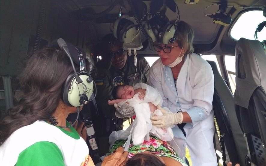 Brasil: dio a luz en un helicóptero a mil metros de altura