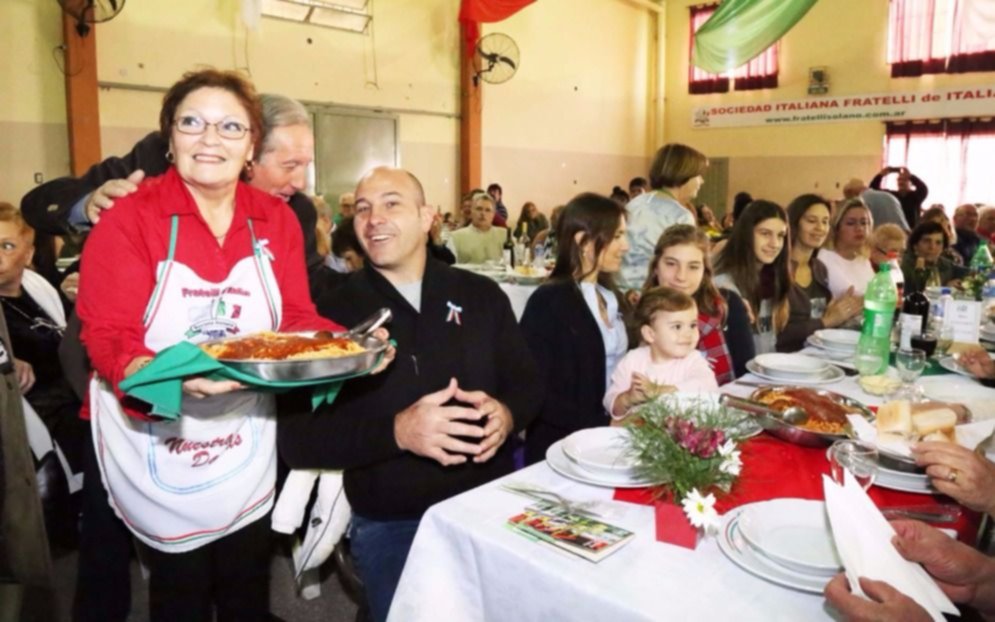 Festejos por el día de la república y el inmigrante italiano en Solano