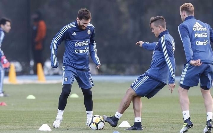 Sampaoli paró un equipo con dos jugadores del medio local