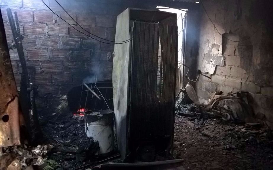 Dos familias perdieron todo tras incendio en Villa Elvira