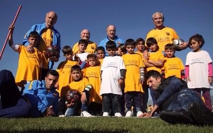 Ex jugadores del Barsa jugaron al fútbol con niños refugiados