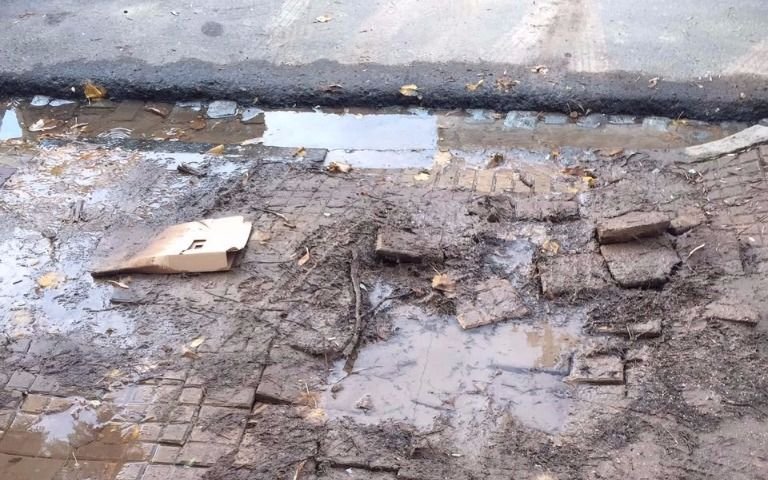 Perdida de agua y vereda rota en 40, 11 y 12