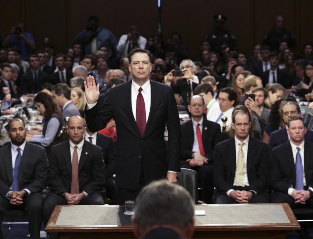 En el Senado, el ex director del FBI hundió aún más a Trump