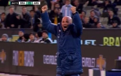 El alocado festejo de Sampaoli tras el primer gol de su ciclo