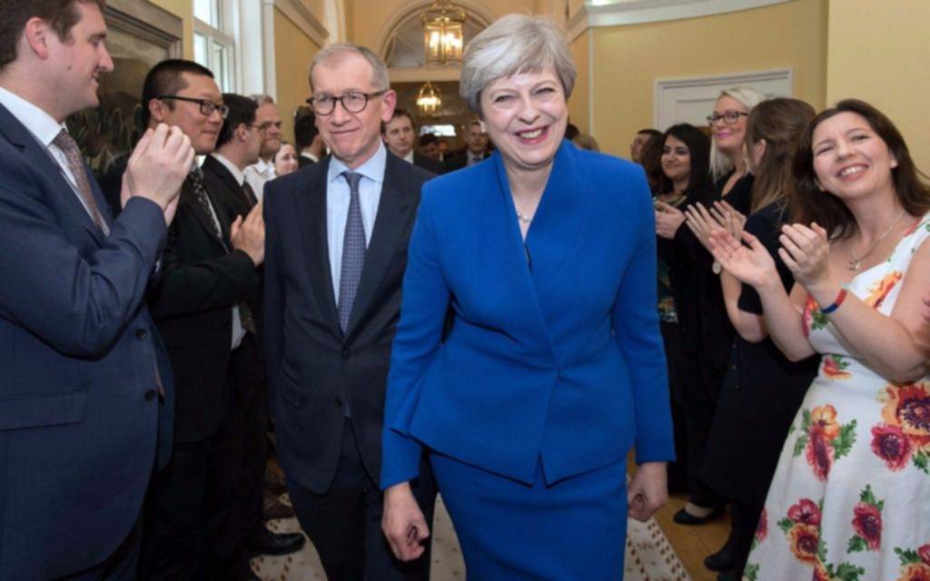 Theresa May intenta resistir en el gobierno tras el revés electoral