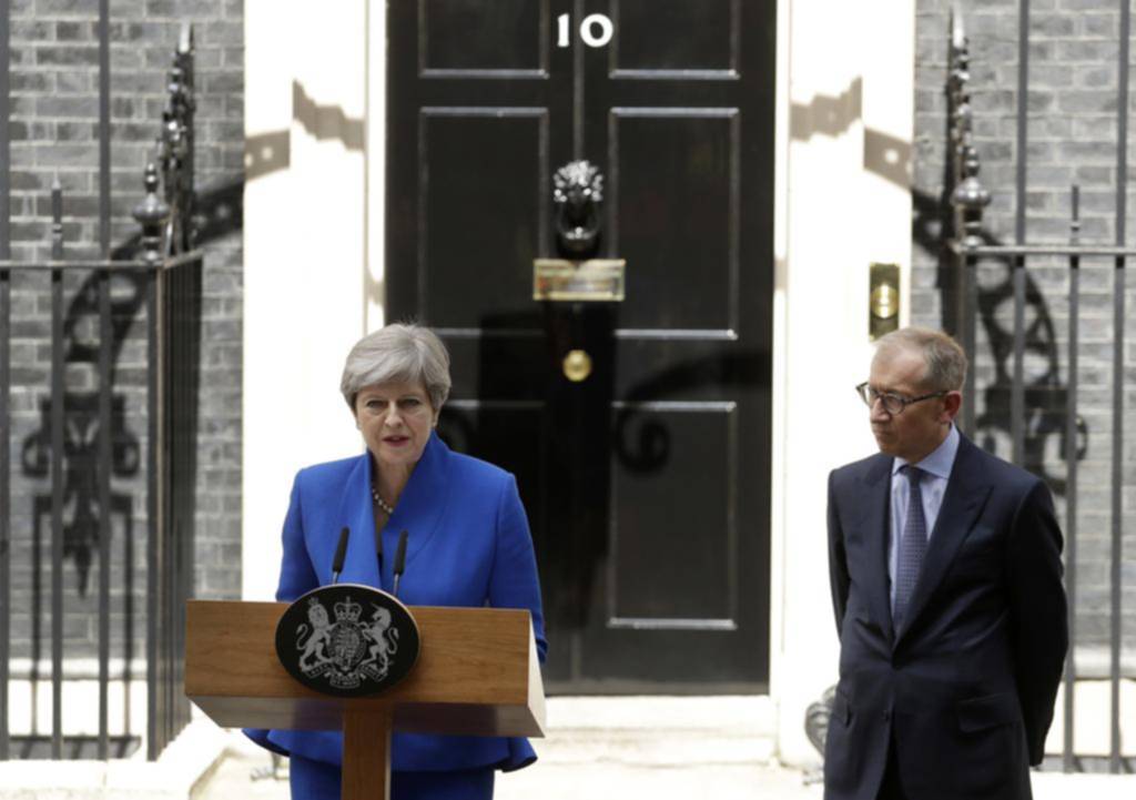 Una debilitada Theresa May anunció que buscará formar un gobierno de coalición