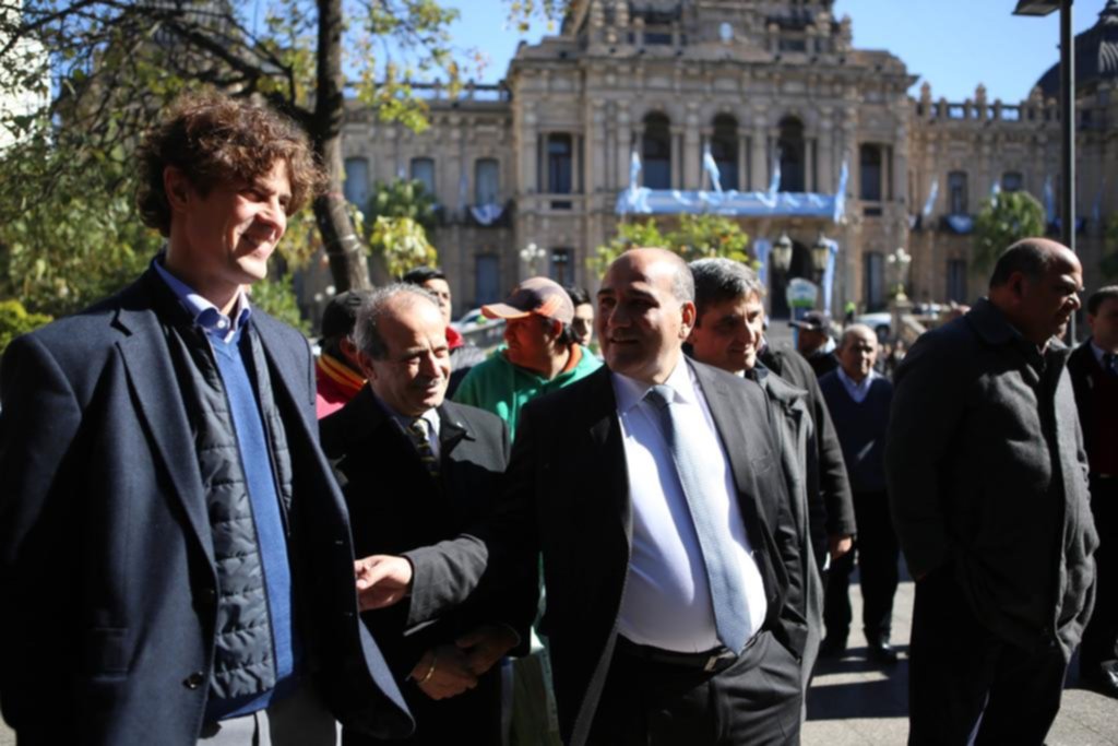 Losteau se mostró con Manzur y criticó la marcha de la economía