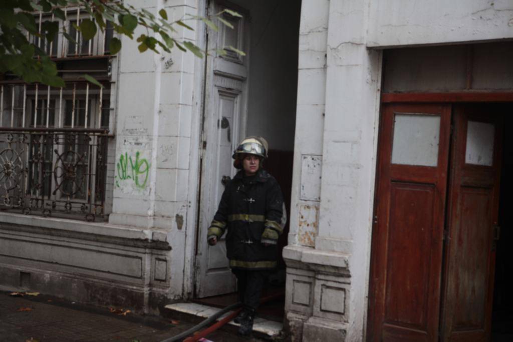 Tensión por un incendio en una casona de la zona de Plaza Paso