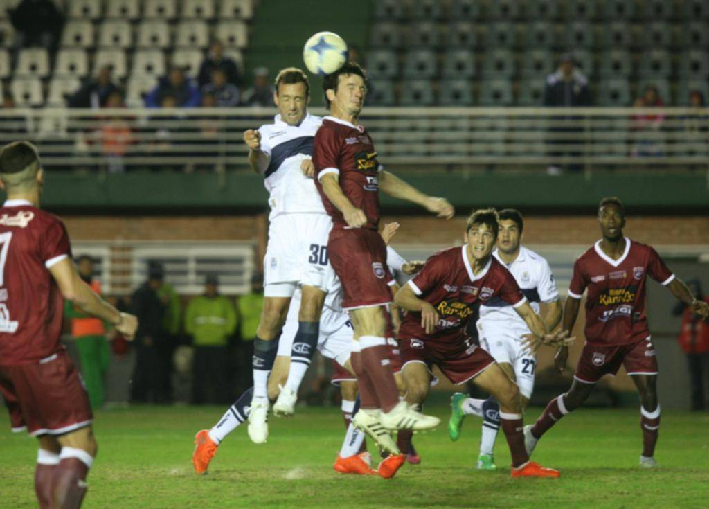 Gimnasia tocó fondo, en una noche para el olvido