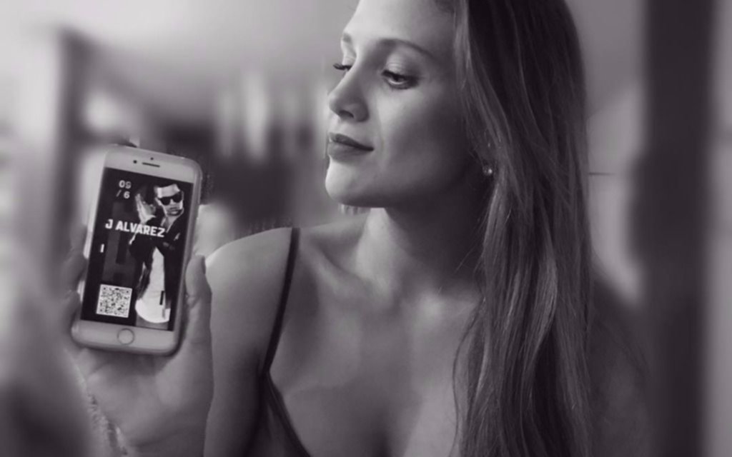 El escote de Barbie Vélez fue el protagonista de una nueva producción