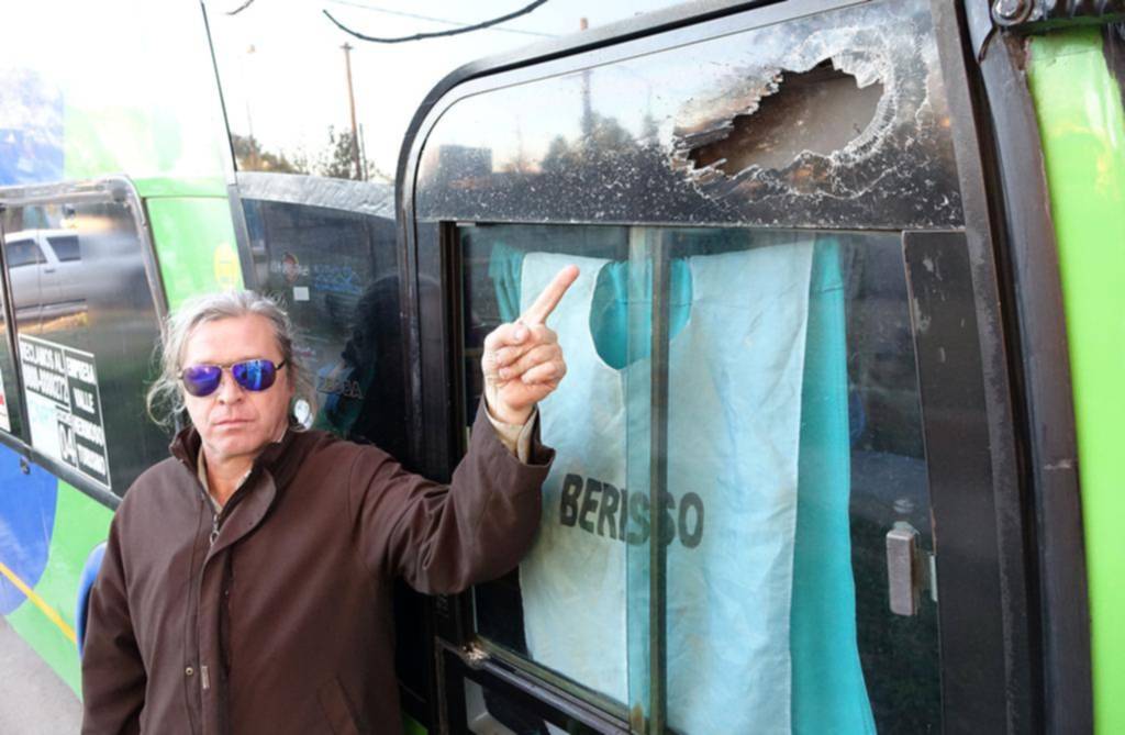 Apedrearon un colectivo repleto de chicos en la bajada de la Autopista