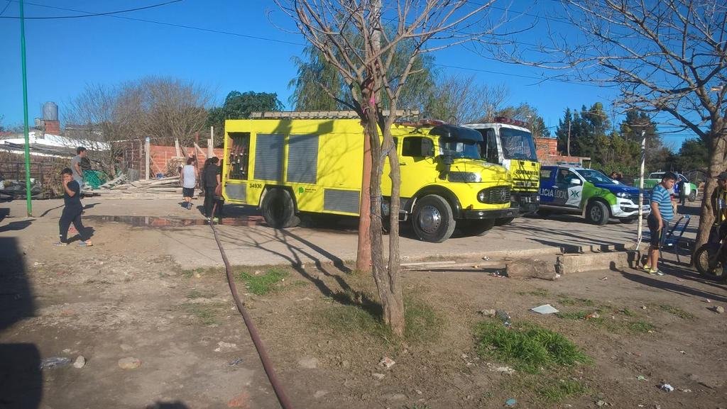 Un incendio dejó a varias familias en la calle en La Granja