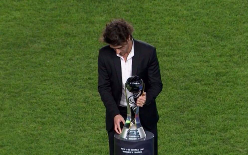 El Payasito entregó la copa