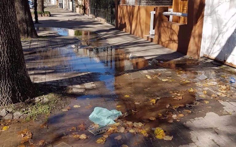 Enorme filtración en la vereda y escasa presión en las viviendas en 117, 68 y 69