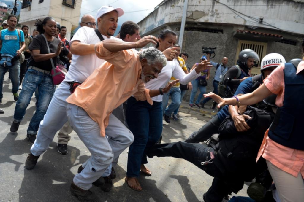 Oficialistas y antichavistas, a las piñas por la Asamblea Constituyente en Venezuela