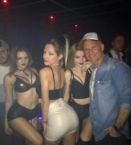 Barbie retó al papá por salir con chicas