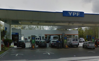 Asaltó una estación de servicio y cubrió su fuga a los tiros