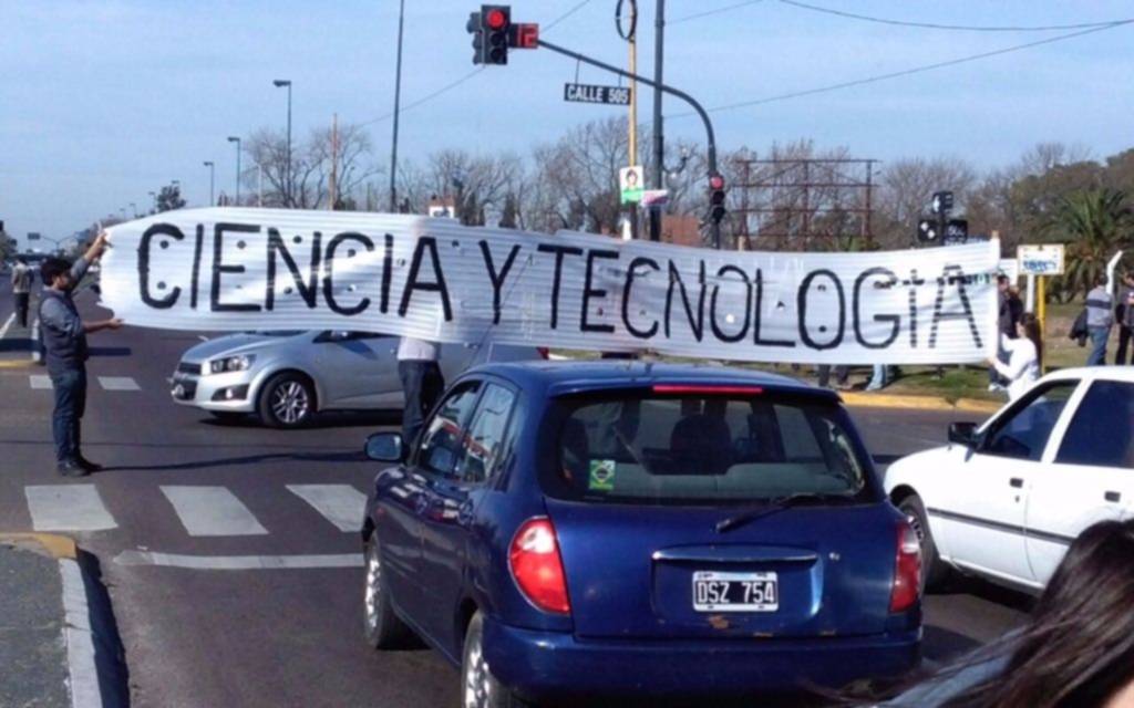 Campaña en Camino Centenario y 505 "contra el ajuste en Ciencia y Tecnología"
