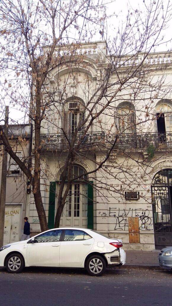 Reclaman la poda de un árbol “desde hace más de 6 meses”