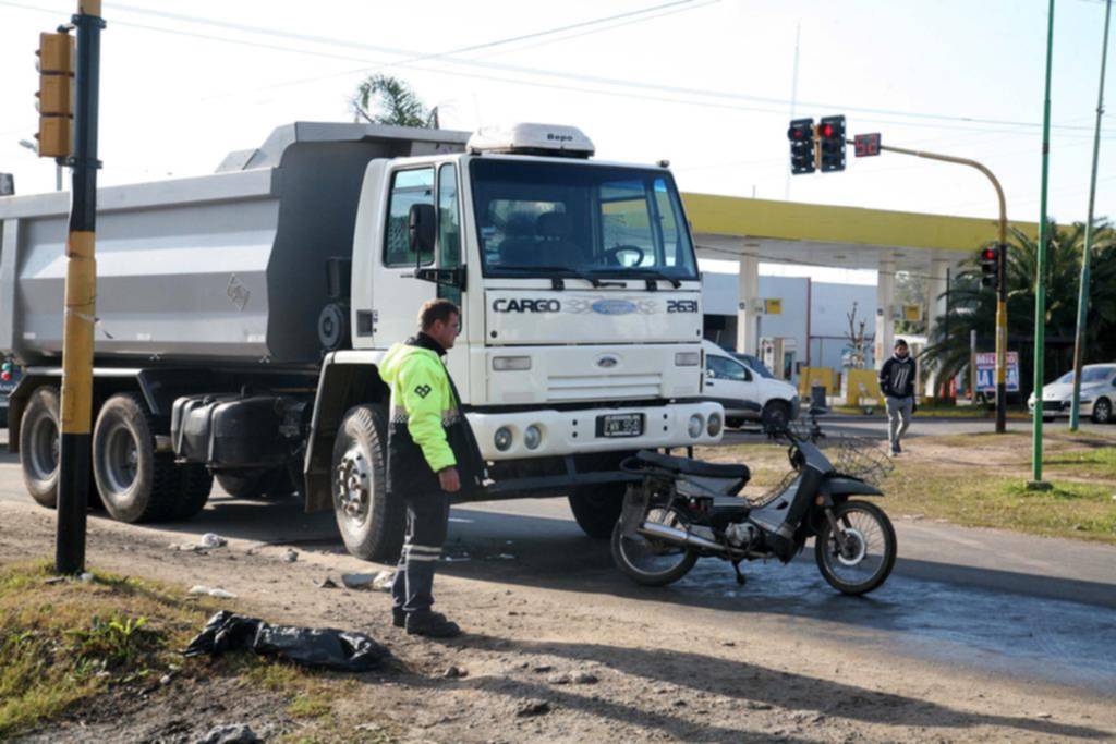 Motociclista murió atropellado por un camión en San Carlos