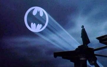 Encienden la batiseñal en homenaje a Adam West